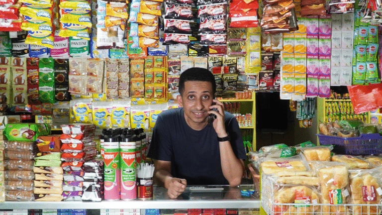 Sosok infuencer Husein Ja'far memperagakan diri sedang menjaga Warung Madura.