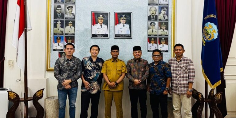 Sejumlah pengiat KAMURA berswaforo bersama Bupati Kabupaten Bangkalan selepas beraudiensi perilah wacana KEK M,adura