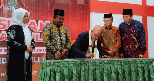 Said Abdullah menandatangani peresmian GOR untuk UIN Madura