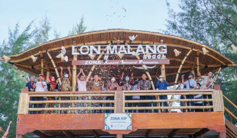 Potren keceriaan pengunjung Pantai Lon Malang Kabupaten Sampang, Madura.
