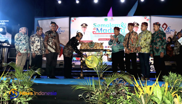 Bupati Pamekasan menabuh gong sebagai tanda masuknya usia Kabupaten Pemekasan ke-495 tahun, Sabtu (01/11)