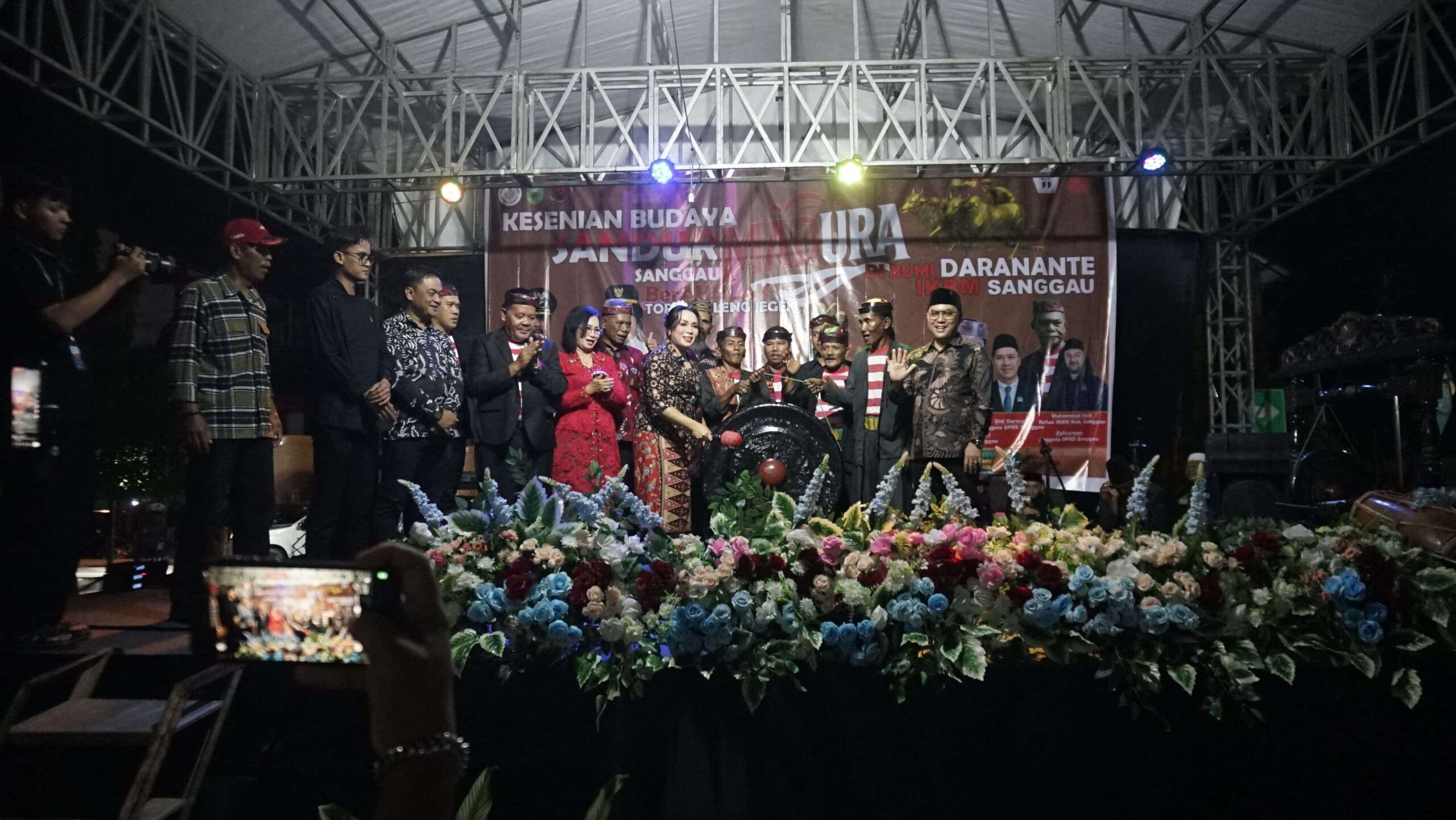 Ikatan Keluarga Besar Madura (IKBM) berswafoto setelah pagelaran budaya