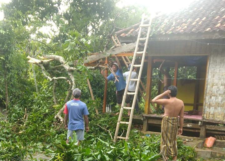 Warga gotong royong bersihkan ranting pohon yang tumbang di Dusun Durbugan, Desa Bulangan Haji Pamekasan, Senin (03/11)