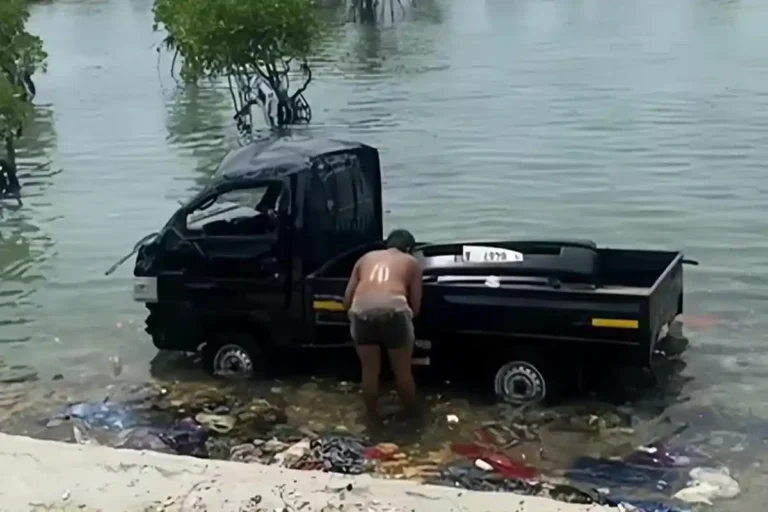 Hujan Deras Di Sampang, Mobil Pickup Tergelincir Masuk Laut