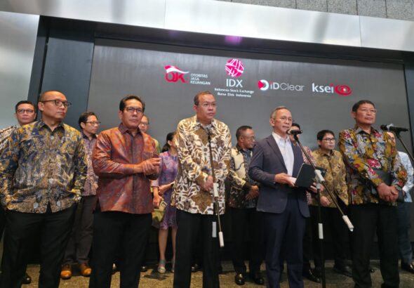 Pejabat OJK Sedang Memaparkan Masalah Soal MSCI, Minggu (15/02)
