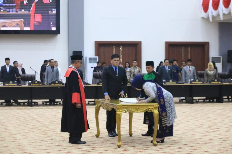 Proses Pelantikan Hj. Arnila HI. Moh. Ali Menjadi Anggota DPRD Sulteng (02/04).