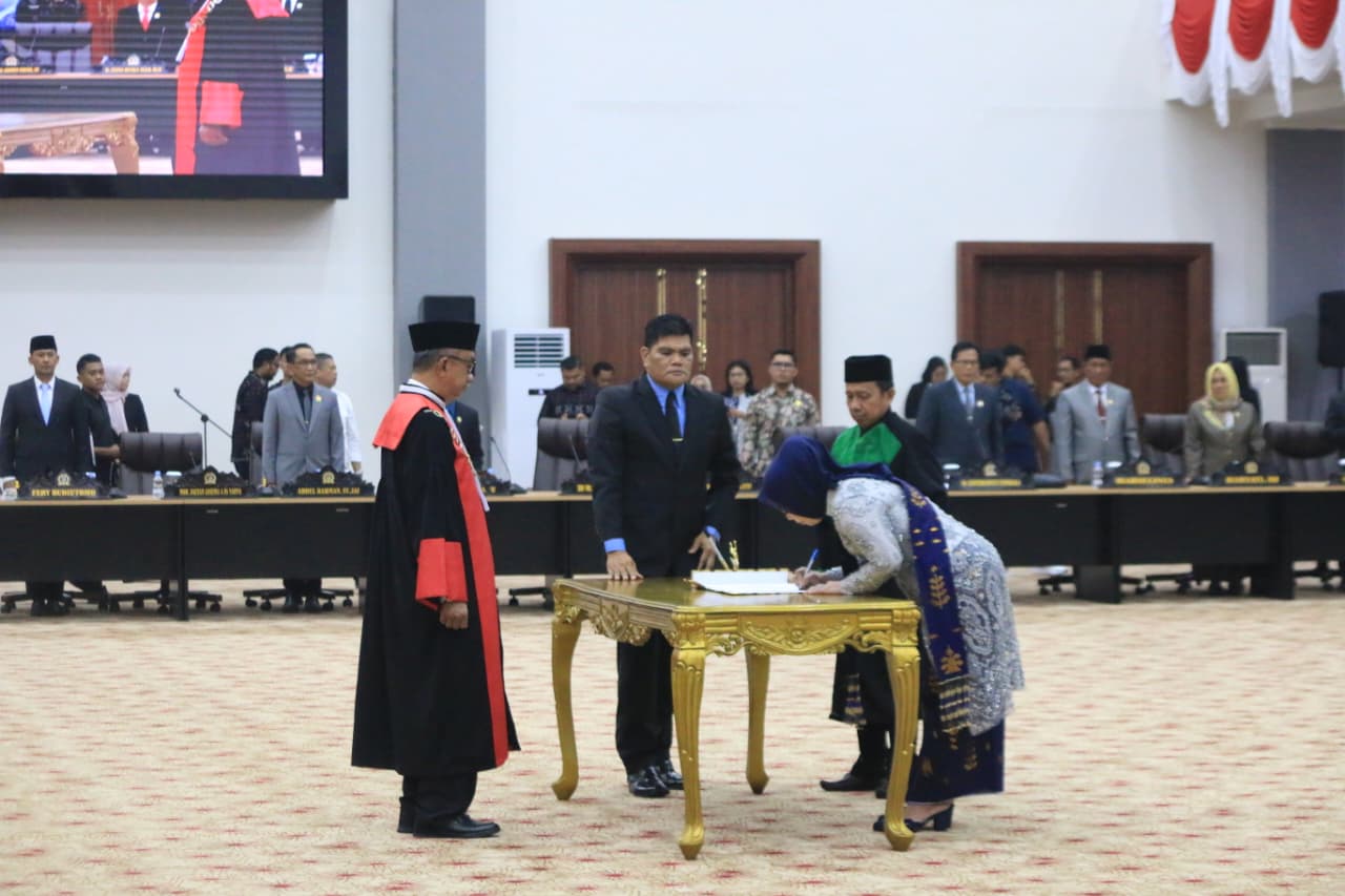 Proses Pelantikan Hj. Arnila HI. Moh. Ali Menjadi Anggota DPRD Sulteng (02/04).