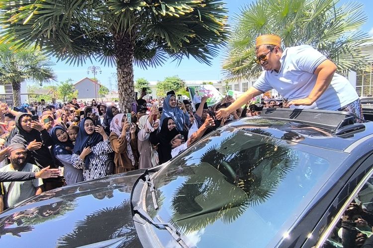 Puluhan Ribu Orang Menyambut Kedatangan Haji Her Setibanya di Pamekasan, Minggu (12/4/2026)